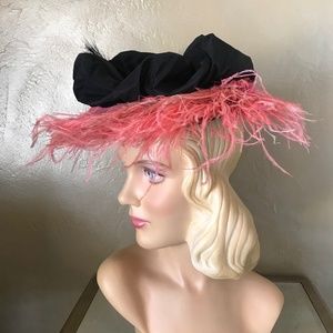 FASHIONABLE 1940s BLACK MULTI-FABRIC/MESH HAT WITH PINK OSTRICH & BLACK FEATHERS